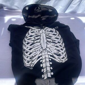 Skeleton hoodie with zip up skull